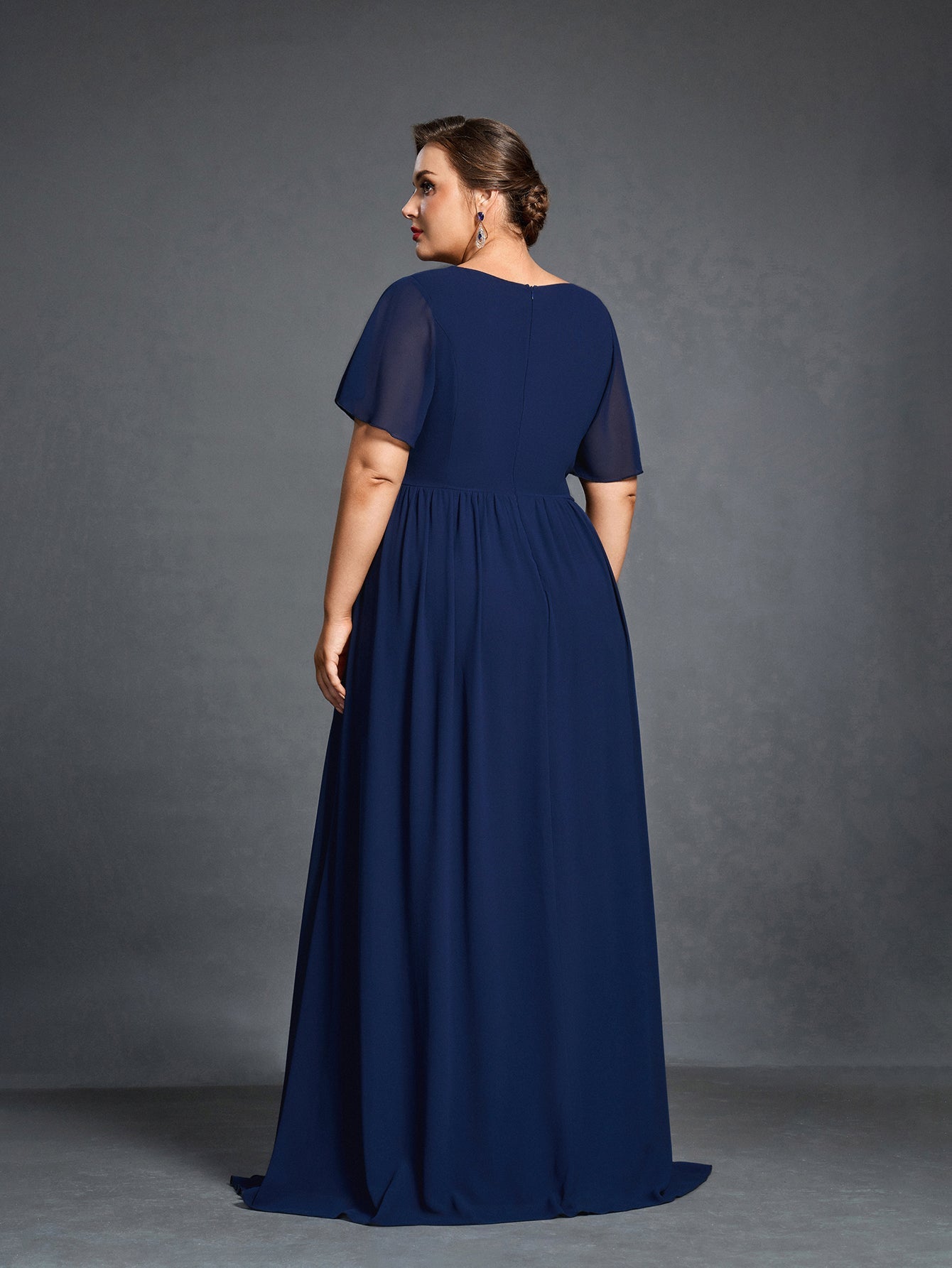 Plus Womens' Chiffon Evening Gown with Floral Appliqué Detailing – Elegant Boat Neck & Cinched Waist Formal Dress for Mothers of the Bride