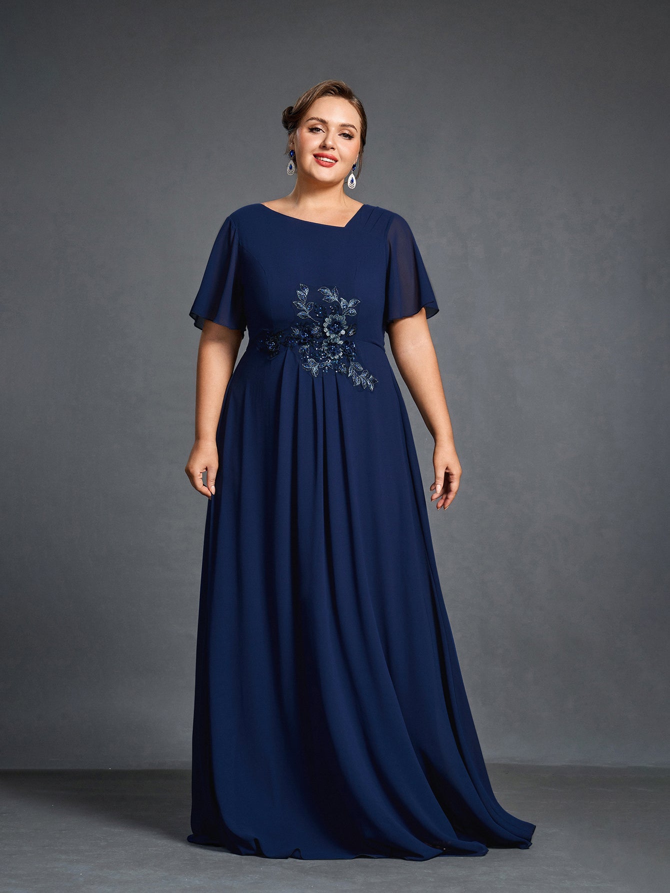 Plus Womens' Chiffon Evening Gown with Floral Appliqué Detailing – Elegant Boat Neck & Cinched Waist Formal Dress for Mothers of the Bride