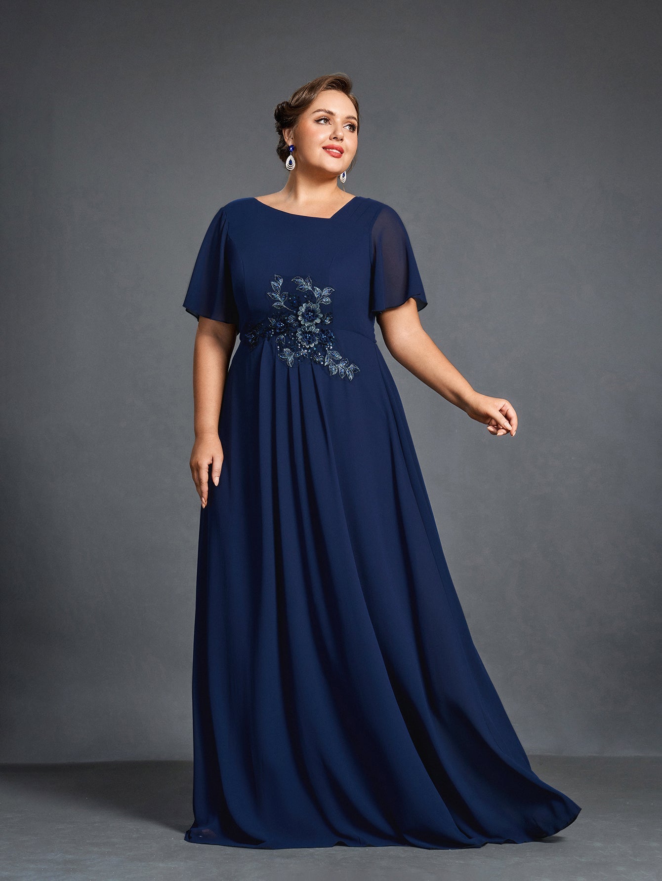 Plus Womens' Chiffon Evening Gown with Floral Appliqué Detailing – Elegant Boat Neck & Cinched Waist Formal Dress for Mothers of the Bride