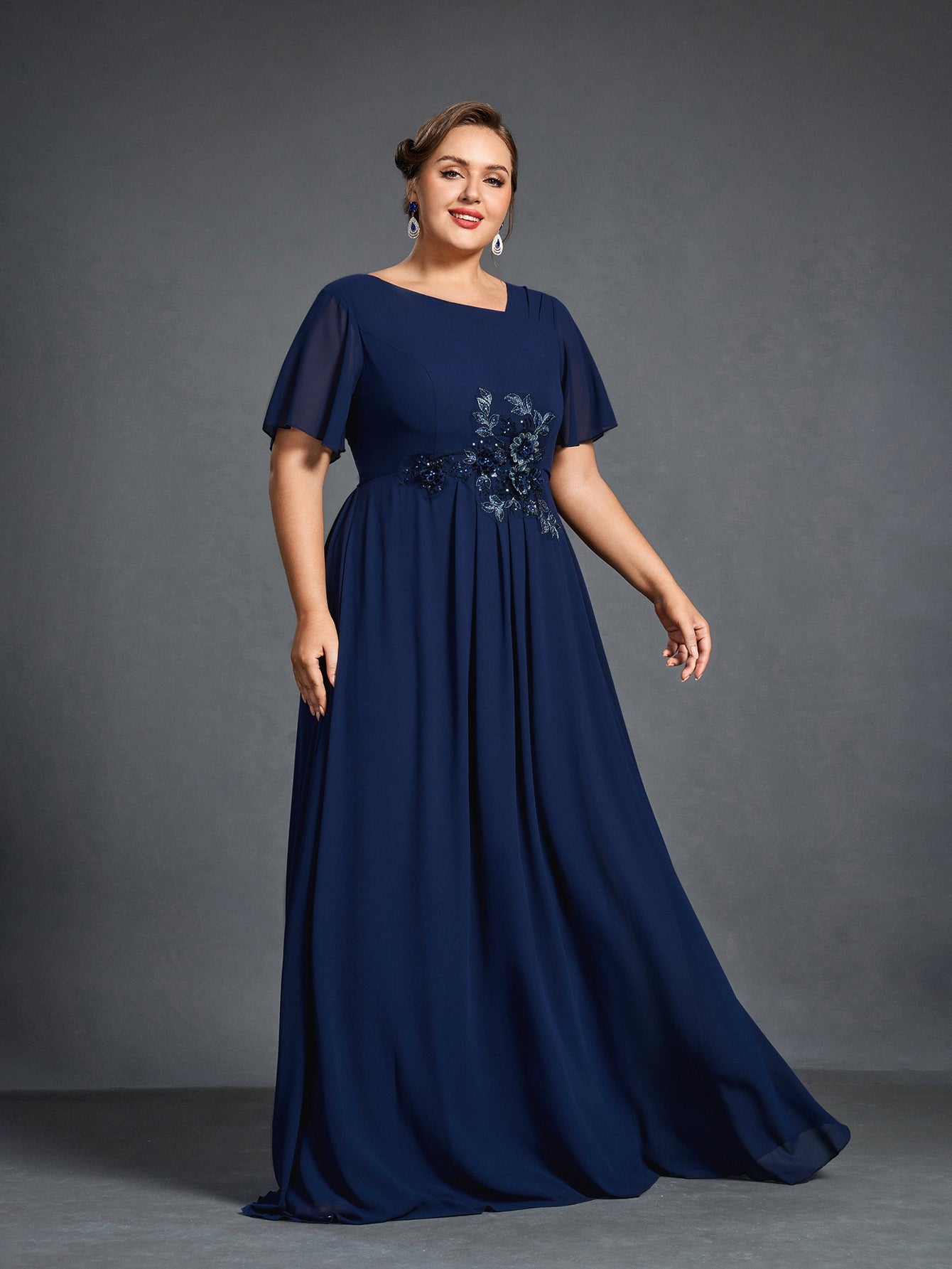 Plus Womens' Chiffon Evening Gown with Floral Appliqué Detailing – Elegant Boat Neck & Cinched Waist Formal Dress for Mothers of the Bride