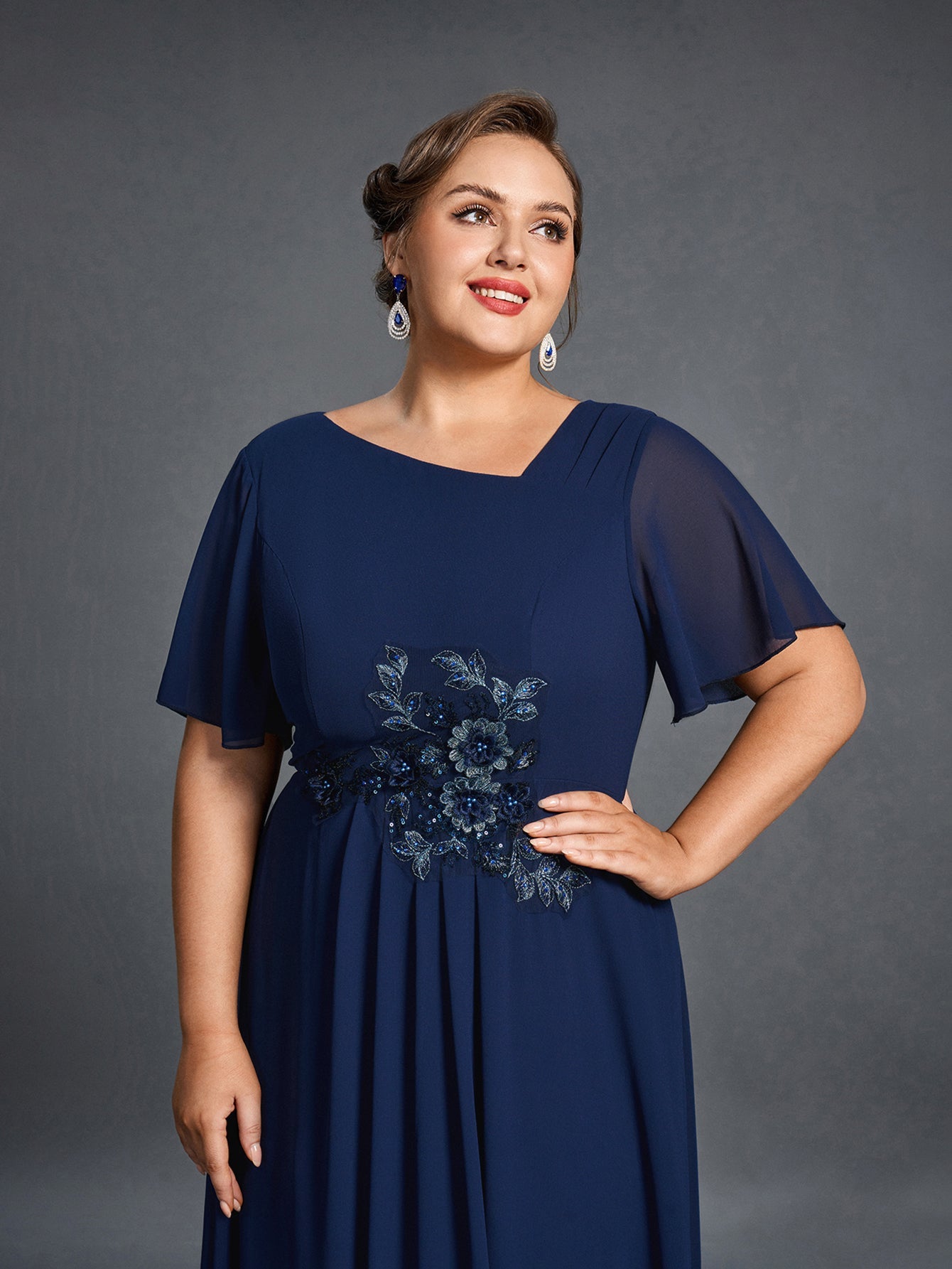 Plus Womens' Chiffon Evening Gown with Floral Appliqué Detailing – Elegant Boat Neck & Cinched Waist Formal Dress for Mothers of the Bride