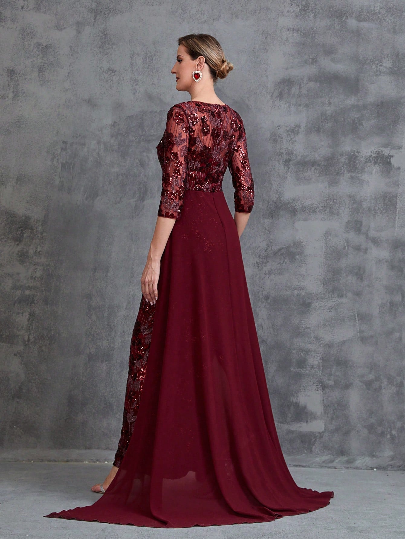 Womens' Luxurious Evening Gown with Embroidered Sequin Detailing & Chiffon Skirt – Sculpted Bodice & Sheer Train for Formal Galas