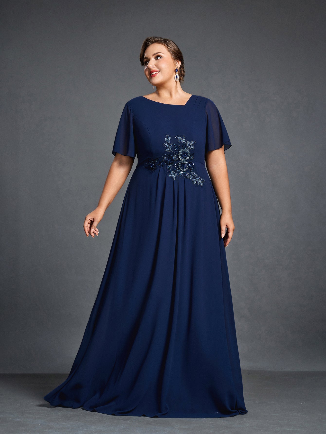 Plus Womens' Chiffon Evening Gown with Floral Appliqué Detailing – Elegant Boat Neck & Cinched Waist Formal Dress for Mothers of the Bride